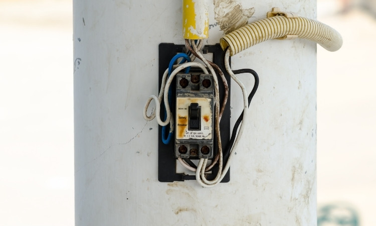 Electrical circuit breaker