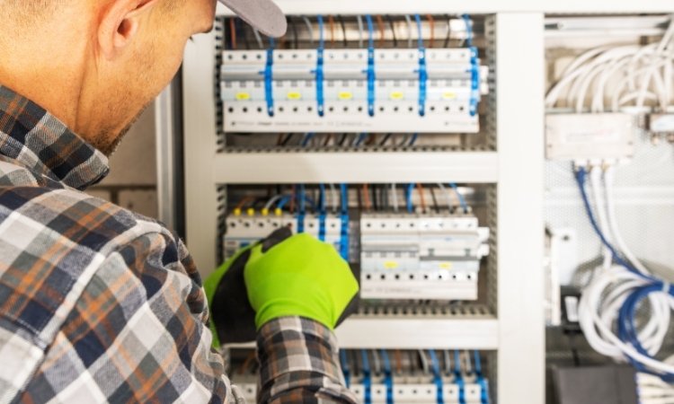 repair a fuse in a fuse box